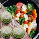 Foto de Caprese ( Tomates Secos & Albaca & Muzarella