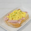 Foto de Pan de Campo, Huevos Revueltos y Jamón Cocido