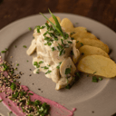 Foto de Roll de Ave relleno, Acompañado de Papas a la Española a las finas hierbas...