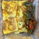 Foto de omelette de jamon y queso con tomate