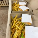 Foto de Hamburguesa completa con papas fritas