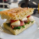 Foto de Focaccia Crudo Individual + Limonada o Agua