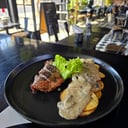 Foto de Lomo grillado, papas rusticas y bechamel de champiñon