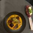 Foto de Crustáceo con americana cítrica, fresa y tartar de vaca
