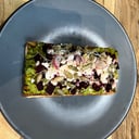 Foto de Toast de Aguacate con betabel y queso feta