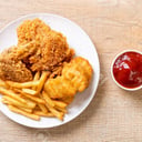 Foto de 1/4 pollo broaster+papa francesa+yuca+patacon+arepa+salsas