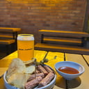 Foto de Botanita de cabano con papitas y salsa sriracha