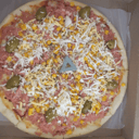 Foto de Muzza con jamón, huevo rallado y choclo