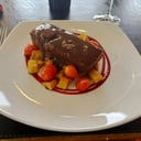 Foto de CORDERO CON PAPAS AL HORNO Y SALSA DEMIGLACE