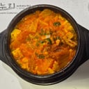 Foto de Kimchijjigue (泡菜汤) 김치찌개