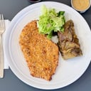 Foto de Milanesa de pollo en panko crocante con milhojas de batata