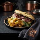Foto de Sandwich de lomito con hierbas + hummus de palta + cebolla morada caramelizada