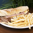 Foto de Sándwich de lomito con papas fritas