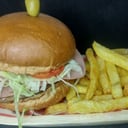 Foto de HAMBURGUESA + PAPAS + gaseosa 350cc