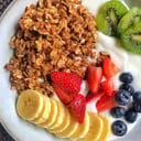 Foto de Yogur con granola y frutas frescas