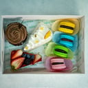 Foto de Caja con 3 postres y 4 macarrones