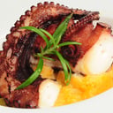 Foto de Pulpo a la gallega con puré de batata y aceite de pimenton