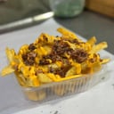 Foto de papas chicas con cheddar, panceta y verdeo