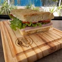 Foto de Focaccia (jamon cocido, queso, lechuga y tomate, untado con queso crema.)