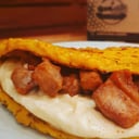 Foto de Cachapa de queso de mano y cochino frito