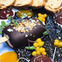 Foto de Choco clack de foie con almendras, miel de PX, tostas de pan de pasas, coulis de mango, coulis de fresa y tierra de Oreo