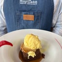 Foto de Brownie de Chocolate Casero con Salsa de Manjar y Helado