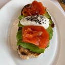 Foto de Tostada de Palta, Huevo Poche y Trucha Ahumada