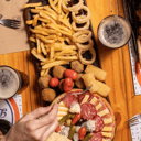 Foto de PICADA GOURMET CHICA + 2 BEBIDAS