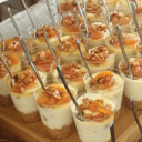 Foto de  Cheese cake de yogurt griego, dulce  de uchuvas y semillas de soya  caramelizadas