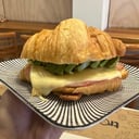 Foto de Croissant jamón, queso y palta