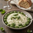 Foto de Ñoquis de espinaca relleno con queso con salsa blanca