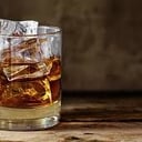 Foto de TRAGO DOBLE WHISKY BLACK & WHITE