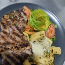 Foto de Solomito con pasta y ensalada