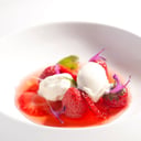 Foto de Fresas crudas y cocinadas con helado de jamaica 