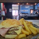 Foto de HAMBURGUESA BRASAS CON FRITAS