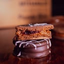 Foto de ALFAJOR DE CHOCO / FRAMBUESA