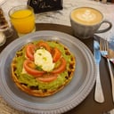 Foto de Café + waffle con palta 