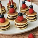 Foto de Pincho de mini pancakes y frutas
