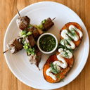 Foto de Brochette de bife de ternera, con puerros, hongos grillados y boniato caramelizado (GF*)