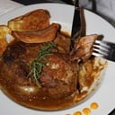 Foto de Bondiola de cerdo con barbacoa de frutos rojos y manzanas agridulces. C/ guarnición a elección.