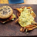 Foto de Hamburguesa con Papas revueltas gratinadas