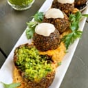 Foto de 5 Bolas de Falafel muy crujientes y acompañadas de salsa tzatziki liquida