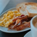 Foto de 03. Desayuno Americano: bebida caliente, tostadas con dulce, queso crema y/o manteca y huevos revueltos con panceta