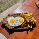 Foto de Milanesa a caballo + guarnición