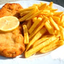Foto de Milanesa de tilapia (pescado) acompañado con: puré de papas, papa frita o ensalada