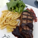Foto de Bife de chorizo al malbec con papas fritas