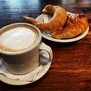 Foto de CAFE CON LECHE + 2 MEDIALUNAS 