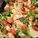 Foto de Ensalada de berros con mejillones, humus, parmesano, cherrys y crujiente de trigo