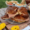 Foto de Medialunas rellenas con jamón y queso XXL 