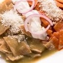 Foto de Chilaquiles divorciados con 2 huevos revueltos o estrellados